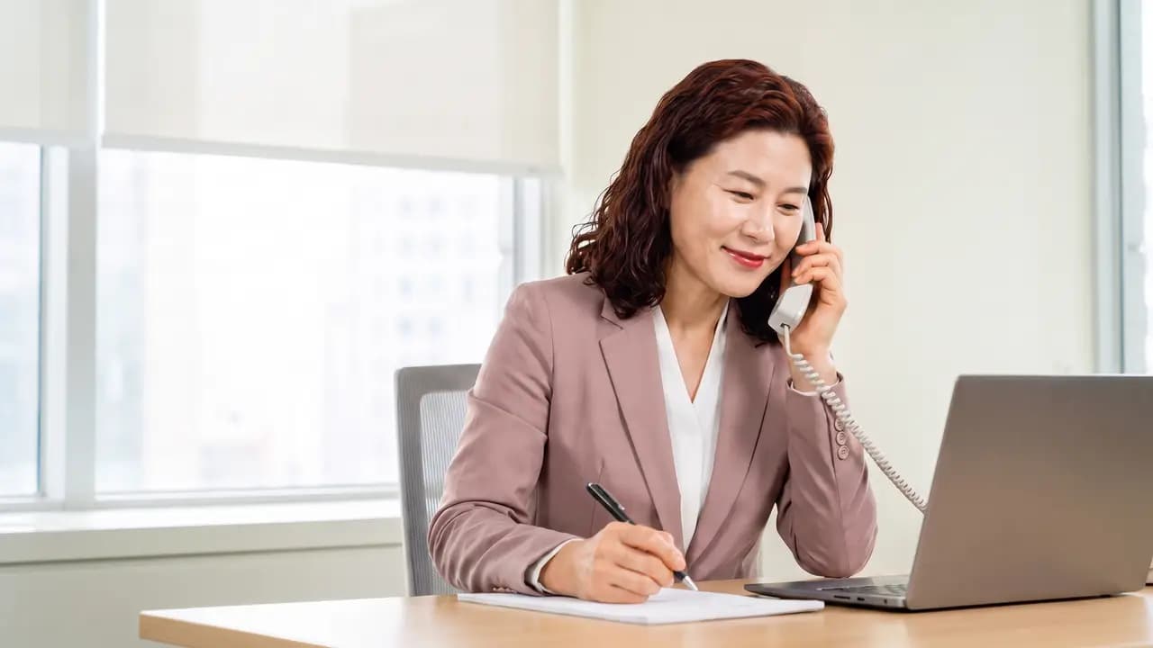 전화 문의 접수 장면
